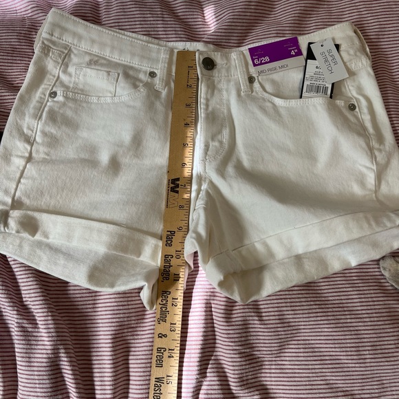 SOLD Mossimo Mid Rise Midi White Denim Shorts Size 6/28 4" Inseam *small stain* - Picture 3 of 6